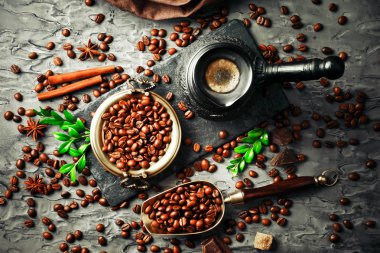 Siyah kahve sıcak bir içecek olduğunu