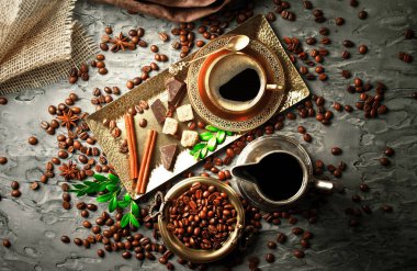 Siyah kahve sıcak bir içecek olduğunu