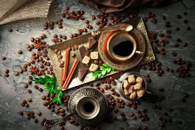 Siyah kahve sıcak bir içecek olduğunu