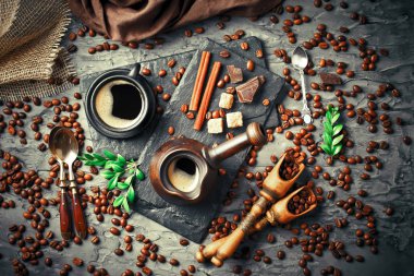 Siyah kahve sıcak bir içecek olduğunu