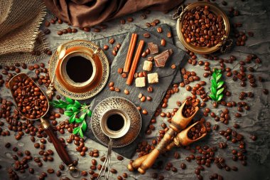 Siyah kahve sıcak bir içecek olduğunu