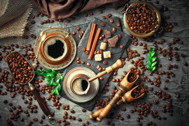 Siyah kahve sıcak bir içecek olduğunu