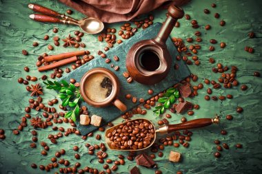 Siyah kahve sıcak bir içecek olduğunu