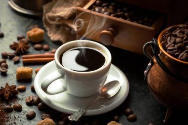 Siyah kahve sıcak bir içecek olduğunu