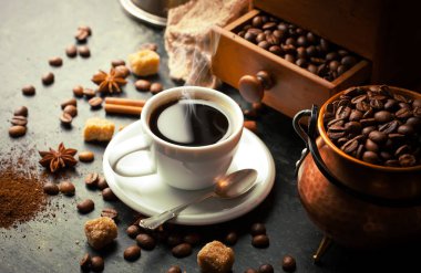 Siyah kahve sıcak bir içecek olduğunu