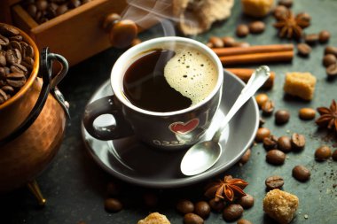 Siyah kahve sıcak bir içecek olduğunu