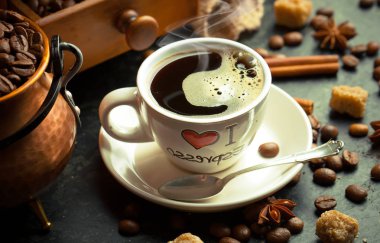 Siyah kahve sıcak bir içecek olduğunu