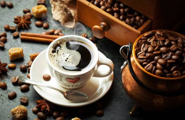 Siyah kahve sıcak bir içecek olduğunu