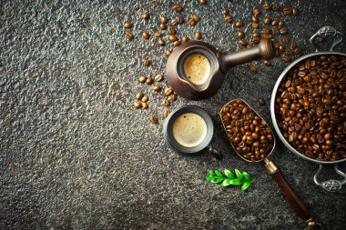 Siyah kahve sıcak bir içecek olduğunu