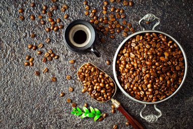 Siyah kahve sıcak bir içecek olduğunu