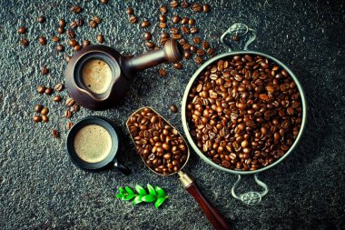 Siyah kahve sıcak bir içecek olduğunu