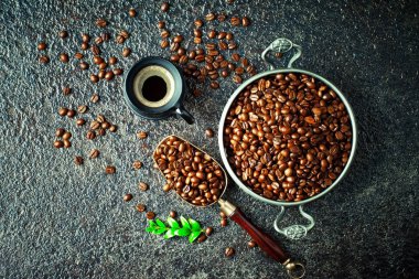 Siyah kahve sıcak bir içecek olduğunu