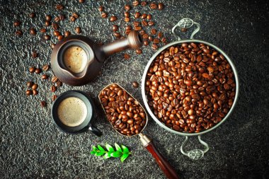 Siyah kahve sıcak bir içecek olduğunu