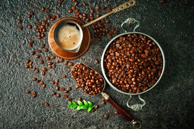 Siyah kahve sıcak bir içecek olduğunu