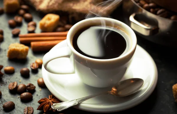 El café negro es una bebida caliente — Foto de Stock