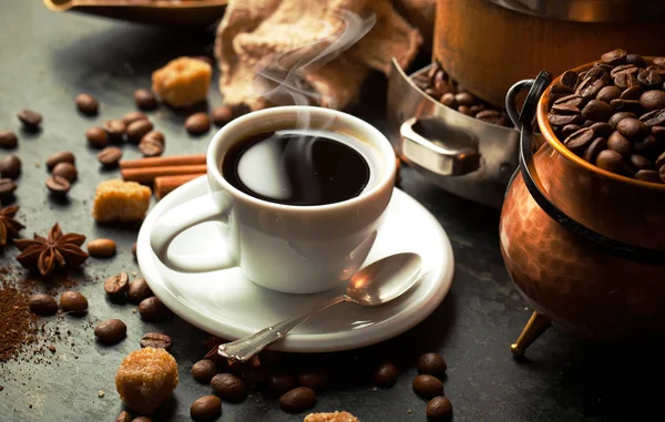 Siyah kahve sıcak bir içecek olduğunu