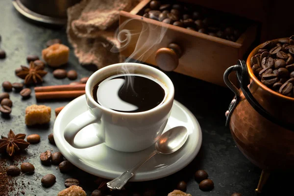 Siyah kahve sıcak bir içecek olduğunu