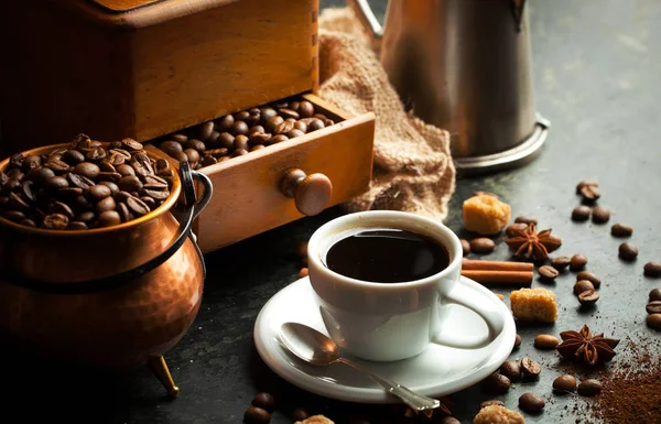 Černá káva je horký nápoj — Stock fotografie