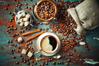 Siyah kahve sıcak bir içecek olduğunu