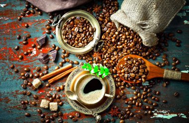 Siyah kahve sıcak bir içecek olduğunu