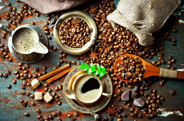 Siyah kahve sıcak bir içecek olduğunu