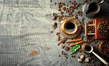 Siyah kahve sıcak bir içecek olduğunu