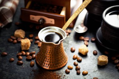 Siyah kahve sıcak bir içecek olduğunu