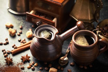 Siyah kahve sıcak bir içecek olduğunu