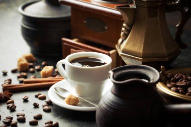 Siyah kahve sıcak bir içecek olduğunu