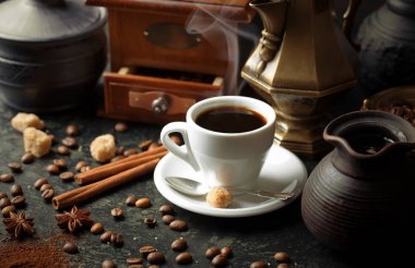 Siyah kahve sıcak bir içecek olduğunu