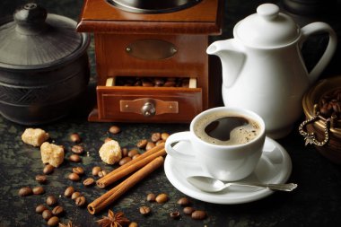 Siyah kahve sıcak bir içecek olduğunu