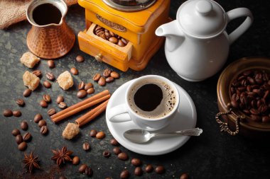 Siyah kahve sıcak bir içecek olduğunu