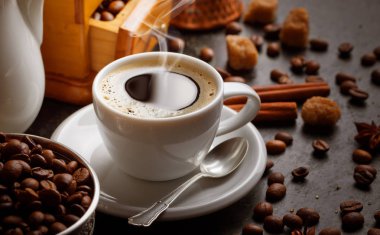 Siyah kahve sıcak bir içecek olduğunu