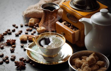 Siyah kahve sıcak bir içecek olduğunu