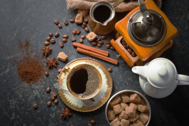 Siyah kahve sıcak bir içecek olduğunu