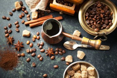 Siyah kahve sıcak bir içecek olduğunu