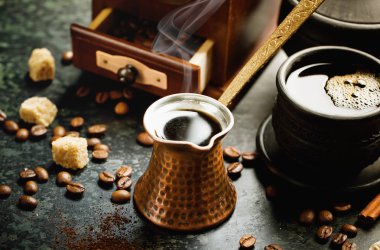 Siyah kahve sıcak bir içecek olduğunu