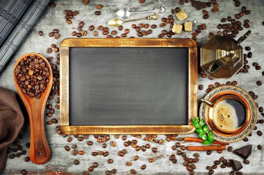 Siyah kahve sıcak bir içecek olduğunu