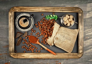 Siyah kahve sıcak bir içecek olduğunu