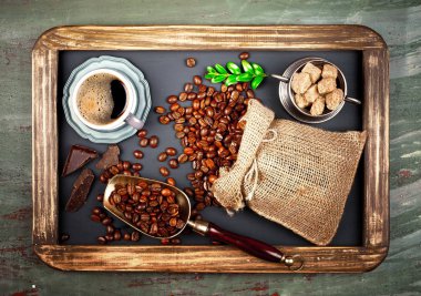 Siyah kahve sıcak bir içecek olduğunu