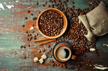 Siyah kahve sıcak bir içecek olduğunu