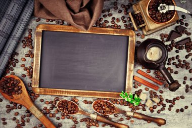 Siyah kahve sıcak bir içecek olduğunu