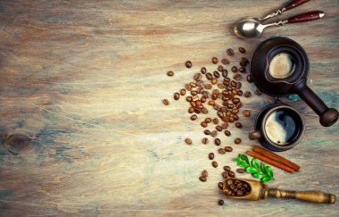 Siyah kahve sıcak bir içecek olduğunu