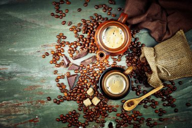 Siyah kahve sıcak bir içecek olduğunu