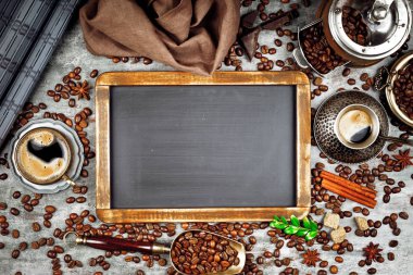 Siyah kahve sıcak bir içecek olduğunu