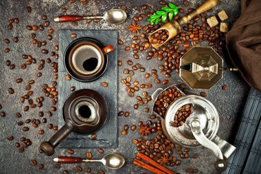 Siyah kahve sıcak bir içecek olduğunu