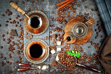 Siyah kahve sıcak bir içecek olduğunu