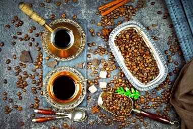 Siyah kahve sıcak bir içecek olduğunu