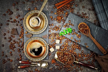 Siyah kahve sıcak bir içecek olduğunu