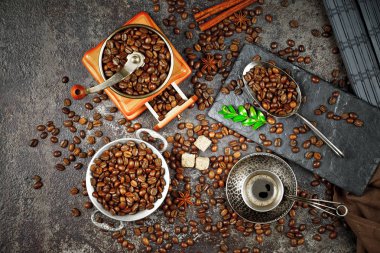 Siyah kahve sıcak bir içecek olduğunu